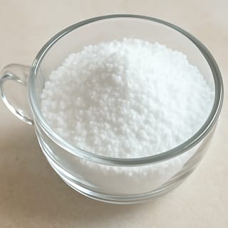 Tasse en verre remplie de cristaux blancs