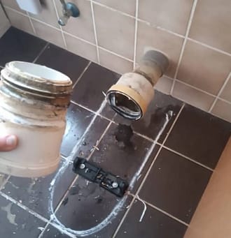 WC démonté pour débouchage intervention en cours